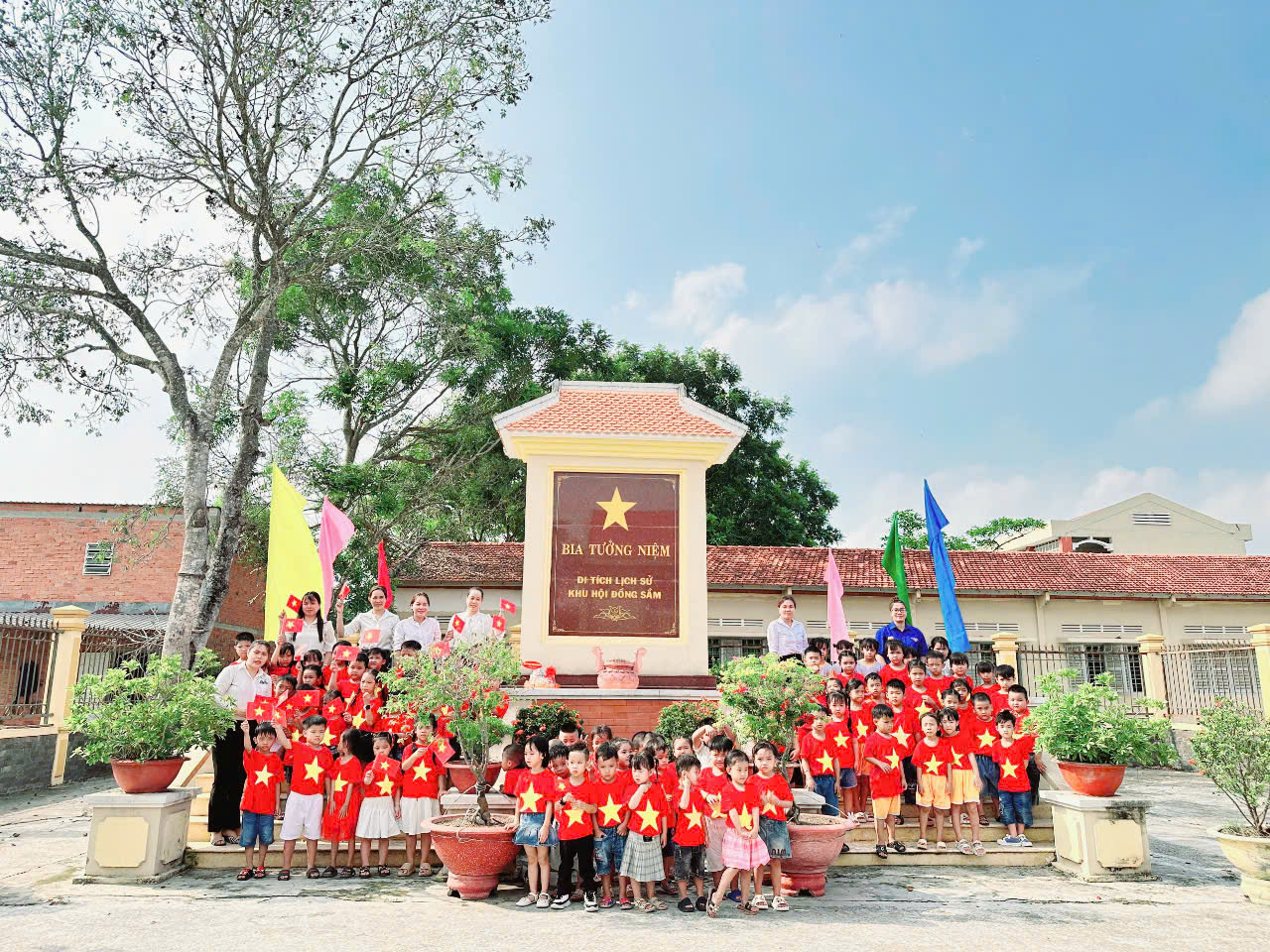 TRƯỜNG MẦM NON HOA HỒNG HƯỞNG ỨNG CÁC HOẠT ĐỘNG THIẾT THỰC CHÀO MỪNG ĐẠI LỄ 30/4 .