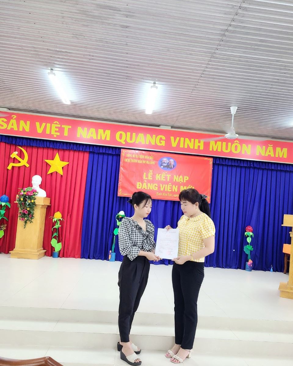 Kết nạp đảng viên mới Chi bộ trường Mầm non Hoa Hồng